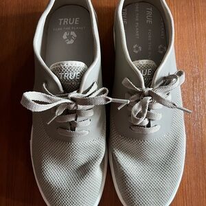 TRUE Linkswear gray spikeless men’s golf shoes